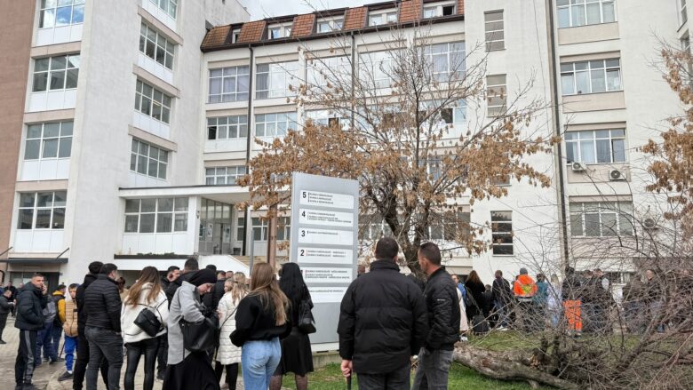 Thaçi brenda QKUK-së, qytetarët e presin atë jashtë Klinikës Interne