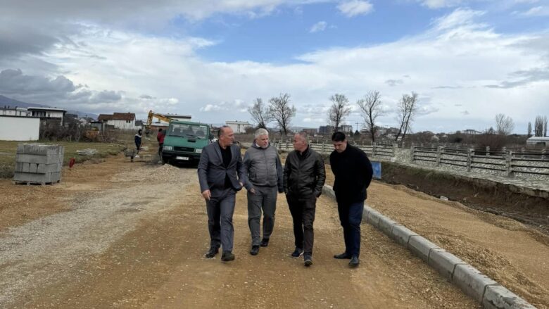 Bulliqi viziton nga afër punimet në ndërtimin e rrugës Podujevë-Prishtinë: Dinamika e punimeve është intensifikuar ditëve të fundit