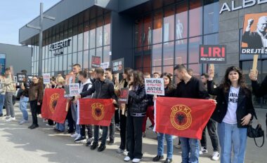 “Liri për çlirimtarët”, “Drejtësi, jo politikë”, disa të rinj protestojnë para EULEX-it ku është duke qëndruar Thaçi