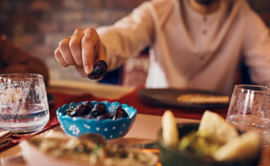 Pse është e nevojshme të hamë ushqime të lehta për iftar gjatë Ramazanit?