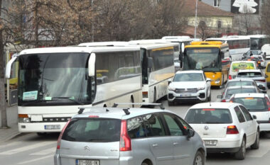 Operatorët e linjës Podujevë-Prishtinë protestojnë në kryeqytet, akuzojnë komunën për “hakmarrje”