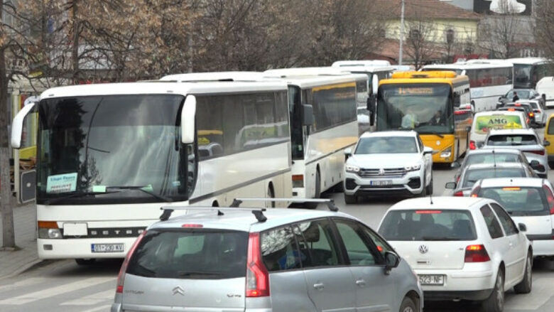 Operatorët e linjës Podujevë-Prishtinë protestojnë në kryeqytet, akuzojnë komunën për “hakmarrje”