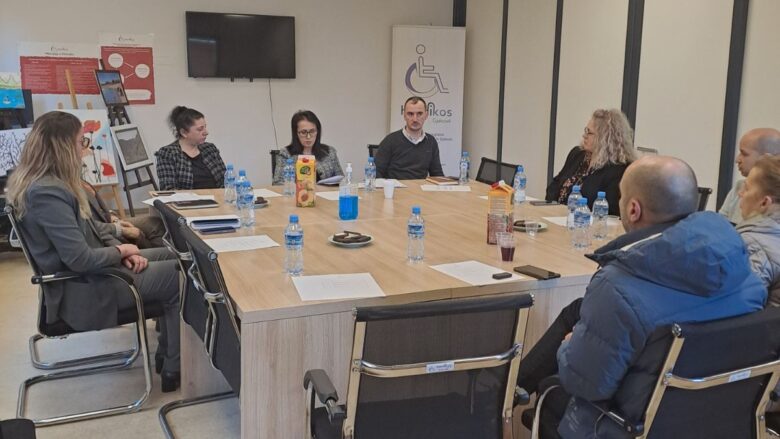 Handikos në Gjakovë zhvilloi takim me përfaqësues të institucioneve lokale, shoqësirsë civile, dhe me antarët e kësaj shoqate