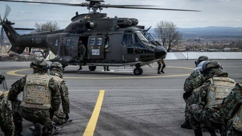 ​Ushtarët e KFOR-it trajnohen për përdorimin e helikopterit në aktivitetet kundër trazirave  