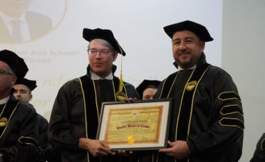 Oliver Jens Schmitt merr titullin “Dr. Honoris Causa” nga Universiteti “Ukshin Hoti” në Prizren  