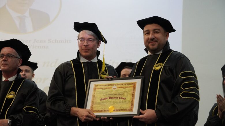 Oliver Jens Schmitt merr titullin “Dr. Honoris Causa” nga Universiteti “Ukshin Hoti” në Prizren  