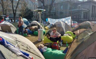 Serbë nga Kosova shkojnë në Beograd “për të mbrojtur presidentin”