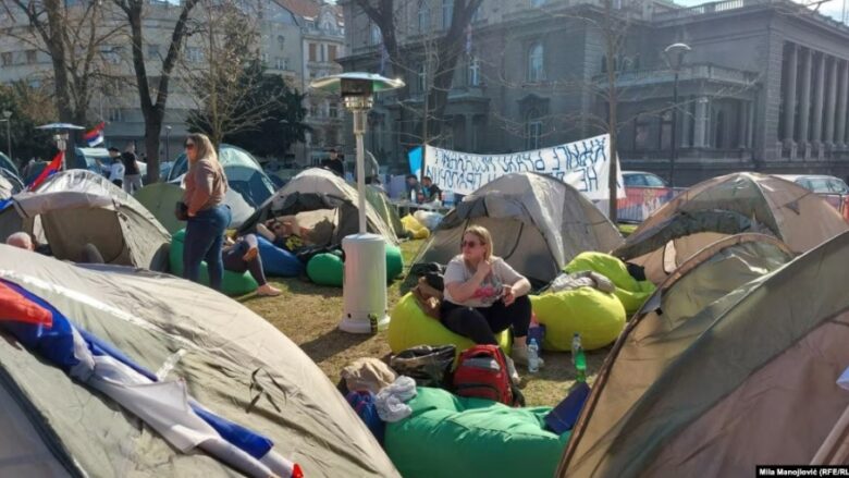 Serbë nga Kosova shkojnë në Beograd “për të mbrojtur presidentin”