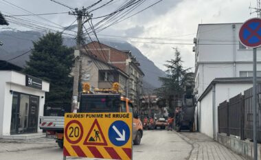 Përmirësimi i rrugës pranë Komunës së Pejës vazhdon me ritëm të shpejtë