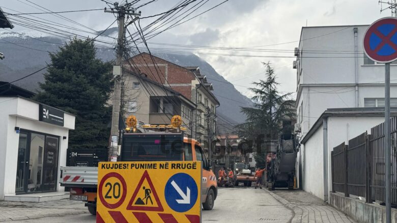 Përmirësimi i rrugës pranë Komunës së Pejës vazhdon me ritëm të shpejtë