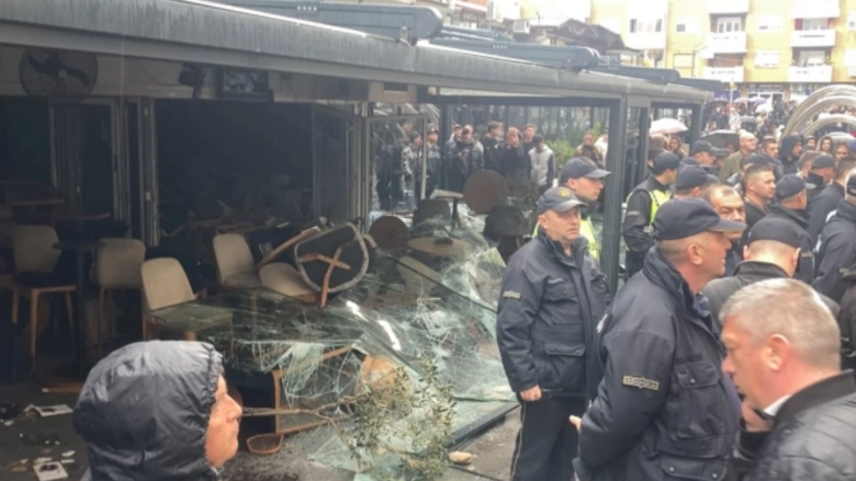 Përshkallëzohet protesta në Koçan, demolohet kafeneja e pronarit të diskotekës “Pulse”