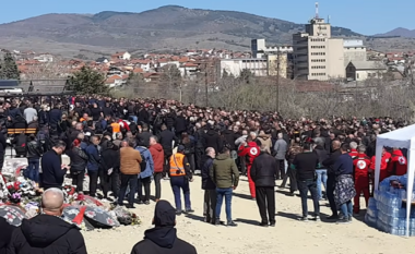 Mijëra njerëz pjesëmarrës në varrimin e viktimave në Koçan, ceremonia mortore sigurohet nga policia