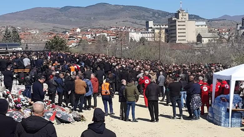 Mijëra njerëz pjesëmarrës në varrimin e viktimave në Koçan, ceremonia mortore sigurohet nga policia