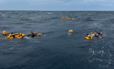 Pamje të reja dramatike të përmbytjes së një anije me 48 persona në Maldive