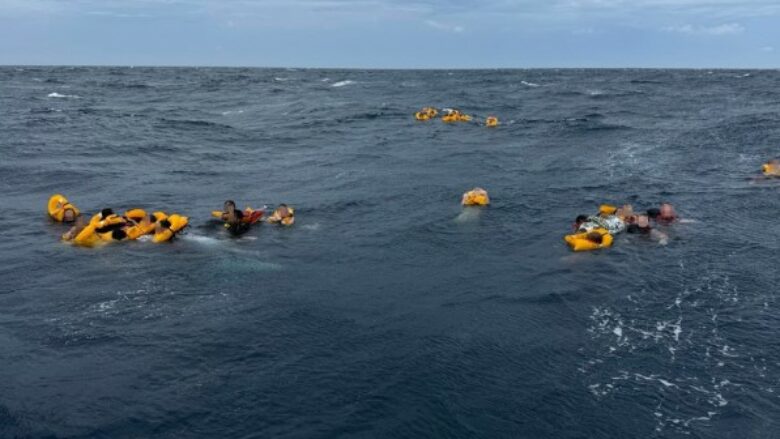 Pamje të reja dramatike të përmbytjes së një anije me 48 persona në Maldive