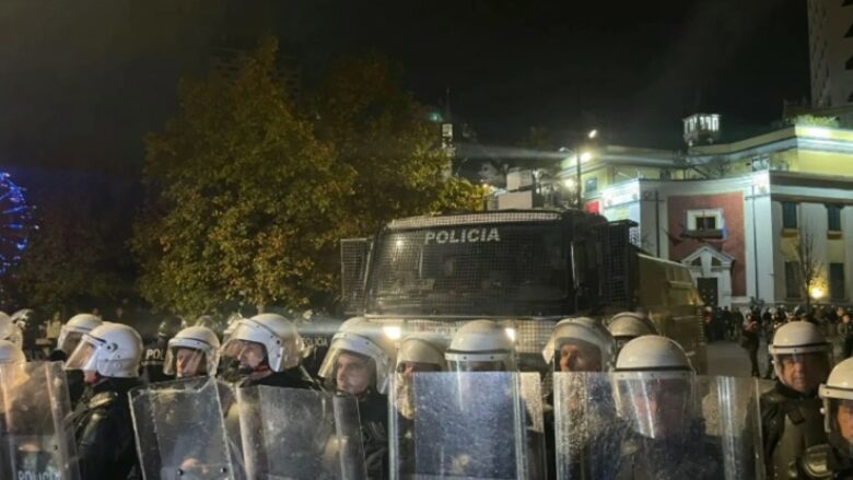 Protesta e opozitës, policia blindon Tiranën