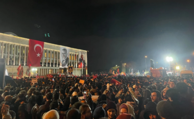 Demonstrata të opozitës pas arrestimit të kryebashkiakut të Stambollit, Ekrem Imamoglu