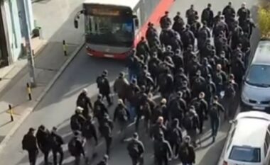 Persona të maskuar marshojnë nëpër Beograd - pushteti po mundohet t'i frikësojë protestuesit