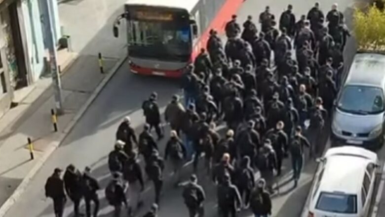 Persona të maskuar marshojnë nëpër Beograd - pushteti po mundohet t'i frikësojë protestuesit