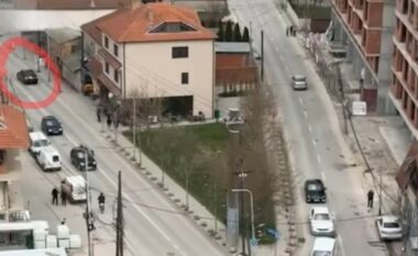 Një person në Ferizaj nuk ndaloi në shenjën stop të policit, shkakton aksident dhe godet objektin e një furre buke