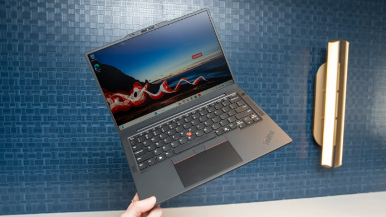 Lenovo prezanton konceptin e ri të laptopit që mund të karikohet me rreze dielli