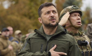 “Kostumin e vesh kur të përfundojë lufta” – si po e pasqyron Zelensky, luftën dhe realitetin në Ukrainë përmes veshjeve