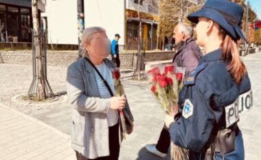 Policia i’u shpërndan lule vajzave dhe grave në Mitrovicë për 8 Mars