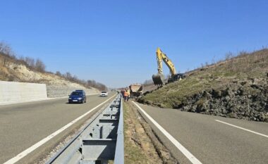 Ekipet vijojnë punën në terren për pastrimin e autostradës “Ibrahim Rugova” pas rrëshqitjes së dheut