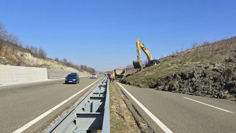 Ekipet vijojnë punën në terren për pastrimin e autostradës “Ibrahim Rugova” pas rrëshqitjes së dheut