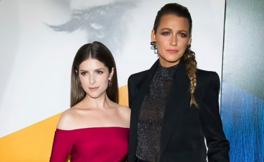 Blake Lively dhe Anna Kendrick shmangin njëra-tjetrën gjatë promovimit të “Another Simple Favor”