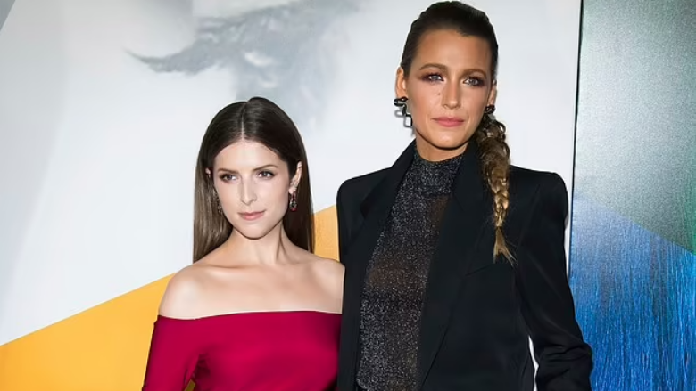 Blake Lively dhe Anna Kendrick shmangin njëra-tjetrën gjatë promovimit të “Another Simple Favor”