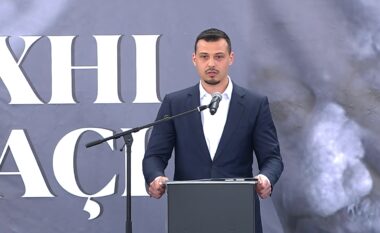 Fjalim emocionues i Endrit Thaçit: Babin nuk e lejuan t’ia gjuajë një grusht dhe të Drenicës, por në vend të tij sot ka ardhur Kosova, Shqipëria, Maqedonia e Lugina