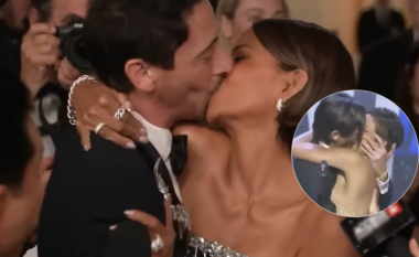 Halle Berry dhe Adrien Brody rikthejnë puthjen ikonike në Oscars, pas 21 vjetësh