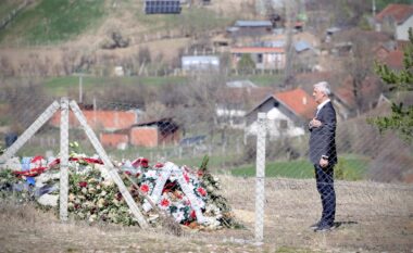 Qytetari i përlotur teksa Thaçi vendos kurorë me lule te varri i babait të tij në Burojë të Skenderajt