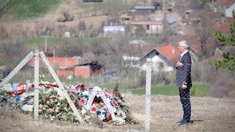 Qytetari i përlotur teksa Thaçi vendos kurorë me lule te varri i babait të tij në Burojë të Skenderajt