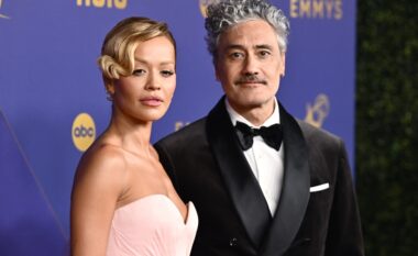 Rita Ora flet për martesën e saj me Taika Waititin: Marrëdhënia jonë funksionon mirë sepse ne më shumë e shohim veten si shokë sesa si burrë e grua