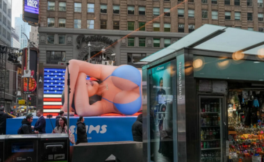 Kukulla gjigante Kim Kardashian e vendosur në ‘Times Square’ të New Yorkut, ngjall reagime të shumta negative