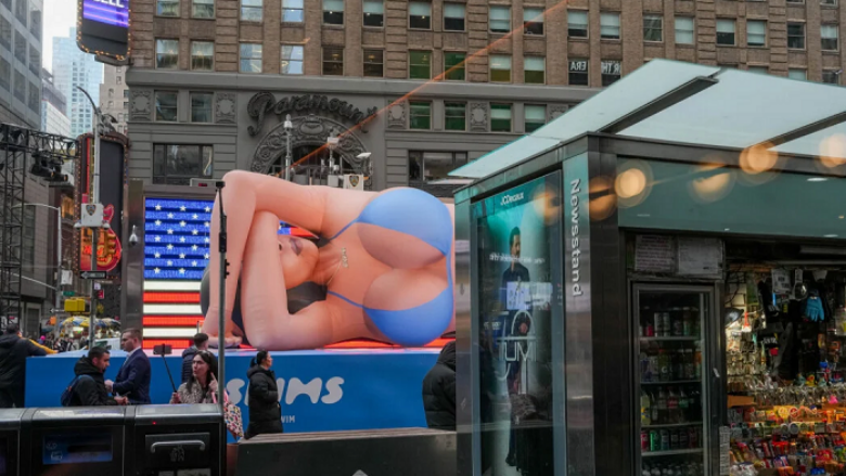 Kukulla gjigante Kim Kardashian e vendosur në ‘Times Square’ të New Yorkut, ngjall reagime të shumta negative