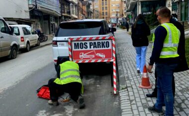 Inspektorati me aksion në Prizren për pastrimin e rrugëve dhe trotuareve nga barrierat e paautorizuara