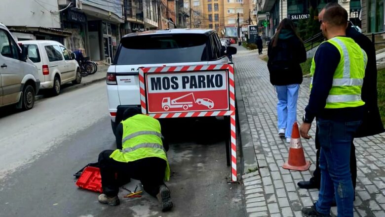 Inspektorati me aksion në Prizren për pastrimin e rrugëve dhe trotuareve nga barrierat e paautorizuara