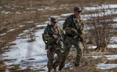 Ushtarët amerikanë kryejnë patrullime në vijën kufitare në veri të Kosovës