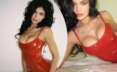 Kylie Jenner mahnit me fustan latex të kuq, prej xhirimeve të fundit me stilistin e ndjerë Jesus Guerrero