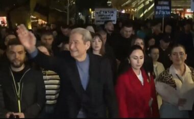 PD proteston kundër mbylljes së TikTok, Berisha u bashkohet protestuesve