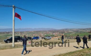 Pamje nga momenti kur Thaçi shkon te varri i babait të tij