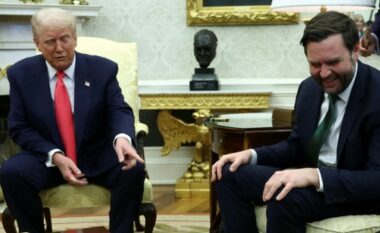 Trump i drejtohet zëvendëspresidentit amerikan: Çka janë këto çorape, po më shpërqendrojnë