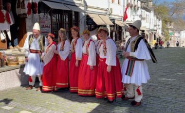 Gjirokastër,16 turistë belgë festojnë ditëlindjen sipas traditave shqiptare