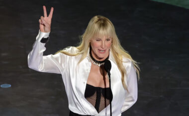 “Slava Ukraini”, aktorja Daryl Hannah del jashtë skenarit të ‘Oscars 2025’ dhe “godet” Trumpin me një deklaratë në skenë