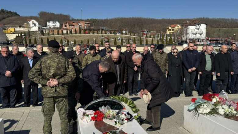 ​Shoqatat e dala nga lufta bëjnë homazhe në Prekaz, Jashari: Në qeveri ka njerëz anti-UÇK