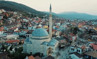 Totaj përshëndet agjëruesit me pamje nga Xhamia e Sinan Pashës, monumenti karakteristik i Prizrenit