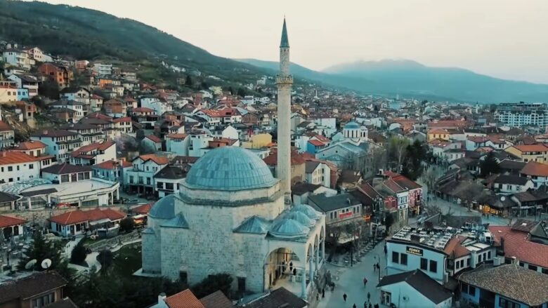 Totaj përshëndet agjëruesit me pamje nga Xhamia e Sinan Pashës, monumenti karakteristik i Prizrenit